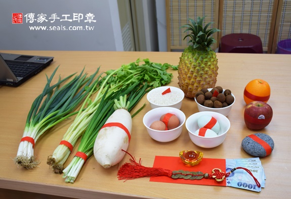 劉寶寶(新竹香山區嬰兒寶寶滿月剃頭理髮、免費嬰兒剃胎毛儀式吉祥話)。中國風會場，爸媽寶貝免費穿「日中韓」古裝禮服。專業拍照、DVD光碟、證書。★購買「臍帶章、肚臍章、胎毛筆刷印章」贈送：剃頭、收涎、抓周，三選一。 2015.11.26 照片1